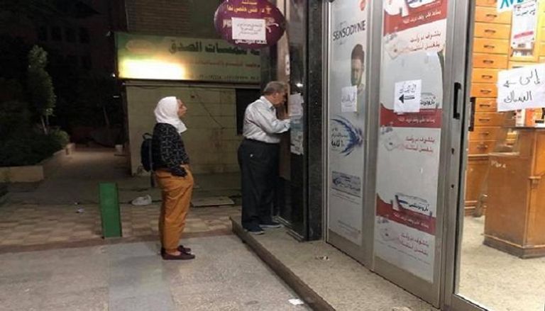 صيدلية في مصر تستقبل زبائنها عبر نافذة حديدية