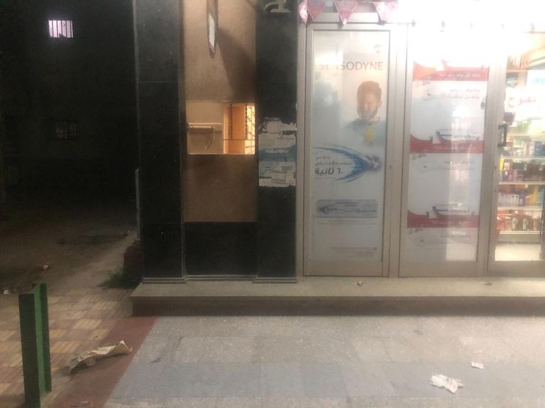 صيدلية في مصر تستقبل زبائنها عبر نافذة حديدية