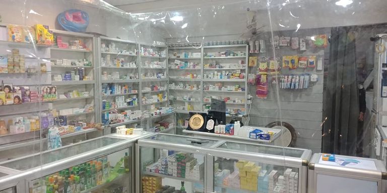 صيدلية في مصر تستقبل زبائنها عبر نافذة حديدية