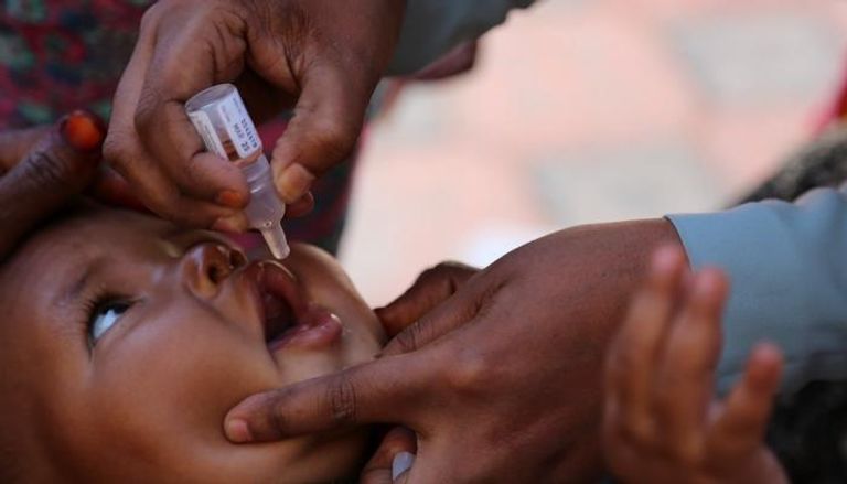 تطعيم طفل ضد مرض شلل الأطفال - أرشيفية