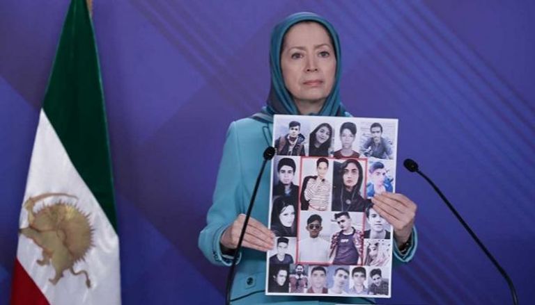مريم رجوي تحمل صور ضحايا الإعدام التعسفي في إيران