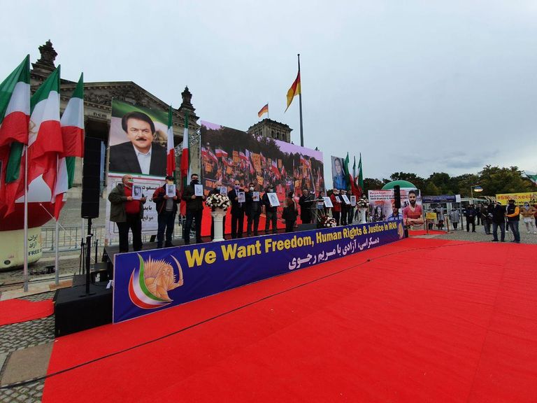 مريم رجوي تحمل صور ضحايا الإعدام التعسفي في إيران