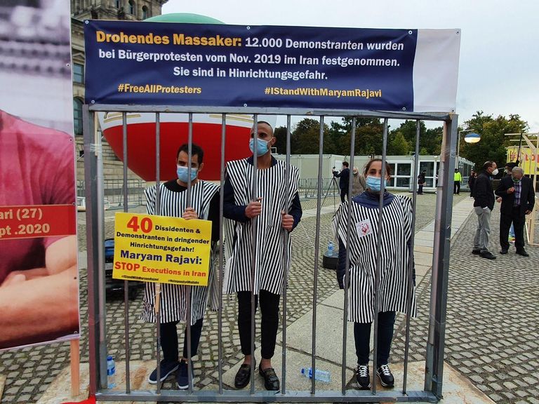 مريم رجوي تحمل صور ضحايا الإعدام التعسفي في إيران