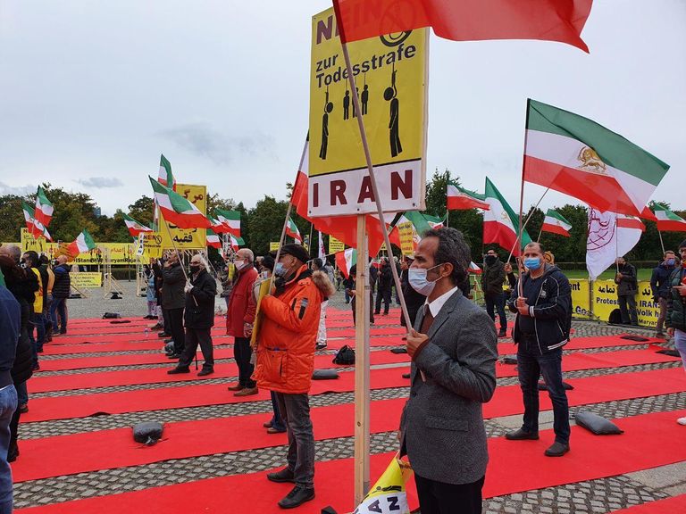 مريم رجوي تحمل صور ضحايا الإعدام التعسفي في إيران