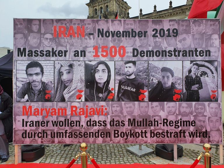 مريم رجوي تحمل صور ضحايا الإعدام التعسفي في إيران