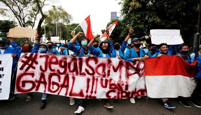 احتجاجات العمال متواصلة في إندونيسيا