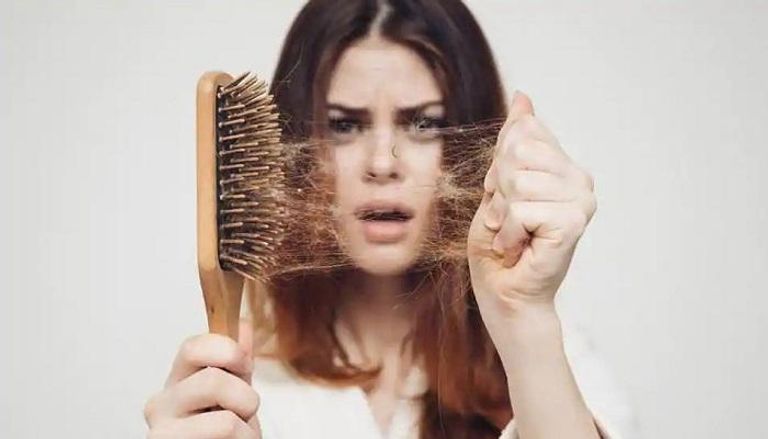 تساقط الشعر يعد من الأعراض غير المعتادة لكورونا
