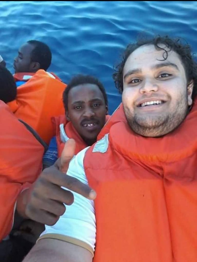 شاب ليبي اثناء الهجرة إلى إيطاليا بشكل غير قانوني 