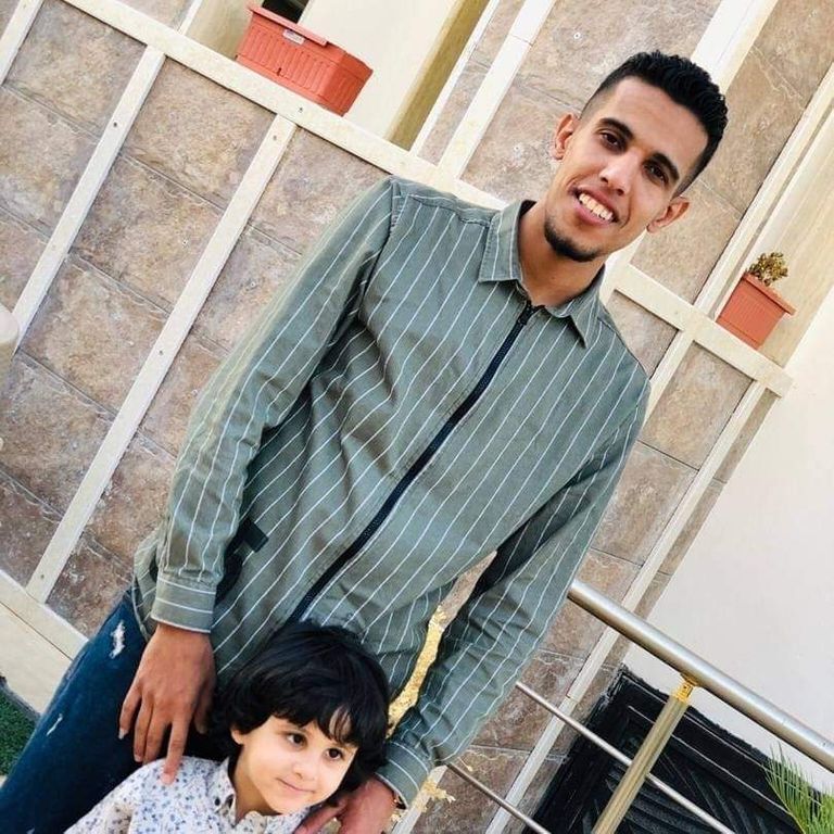 خريج جامعي ليبي يعمل حلاقا بعد سنوات من البطالة