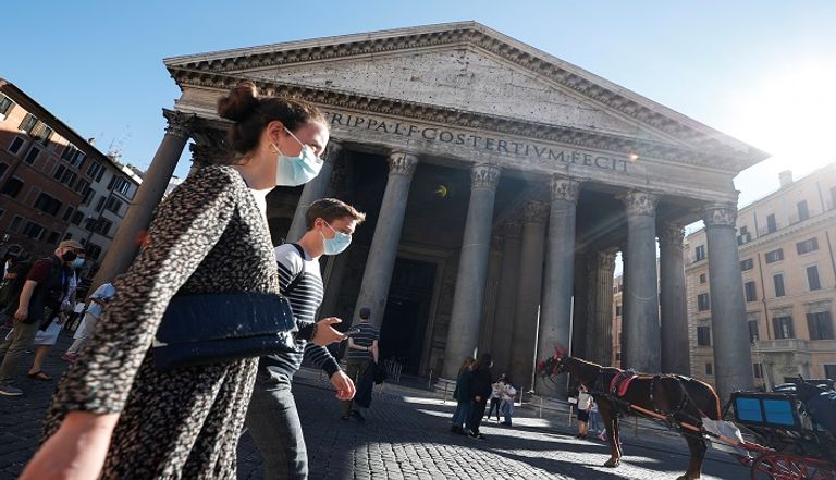 أشخاص يرتدون كمامات للوقاية من كورونا في روما