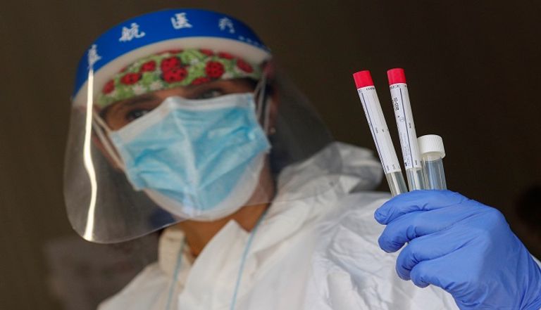 أشخاص يرتدون كمامات للوقاية من كورونا في روما