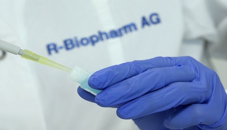 سيدة تخضع لاختبار فيروس كورونا بالهند