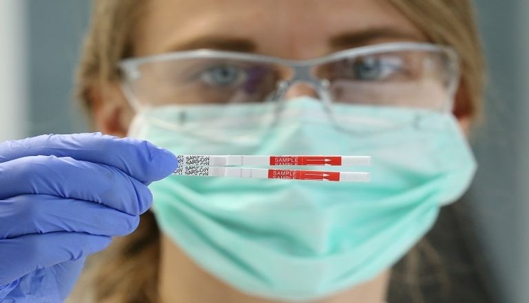 سيدة تخضع لاختبار فيروس كورونا بالهند