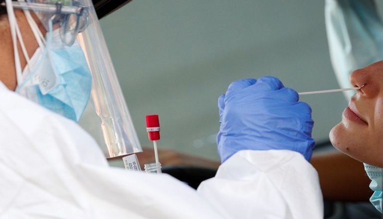 سيدة تخضع لاختبار فيروس كورونا بالهند