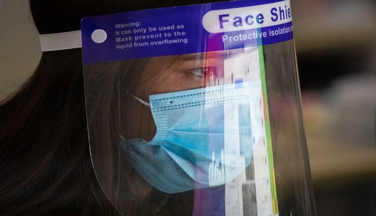 سيدة تخضع لاختبار فيروس كورونا بالهند