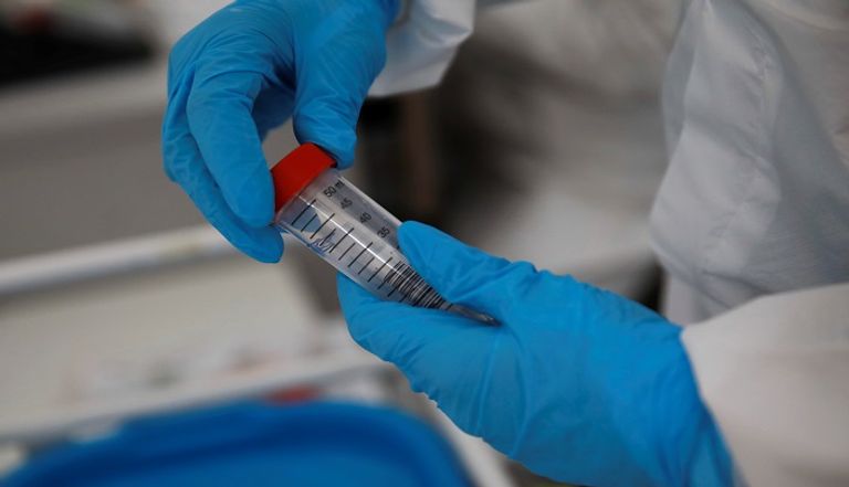 سيدة تخضع لاختبار فيروس كورونا بالهند