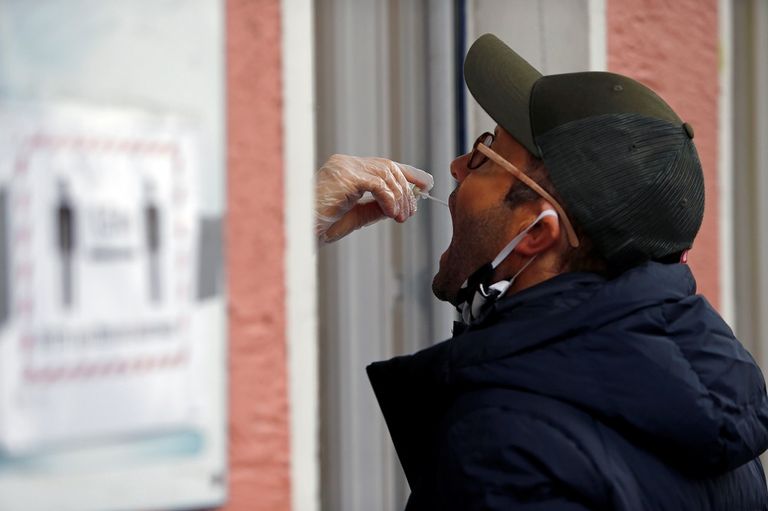 أشخاص يصطفون أمام عيادة لإجراء فحص كورونا في برلين