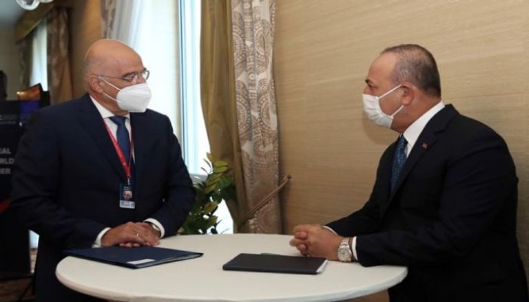 وزيرا خارجية تركيا واليونان خلال اللقاء الذي جمعهما في سلوفاكيا