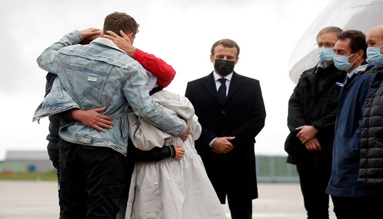 الرهينة الفرنسية السابقة خلال استقبال الرئيس ايمانويل ماكرون وعائلتها لها بعد وصولها لباريس ماكرون خلال استقبال الرهينة الفرنسية السابقة صوفي بترونان