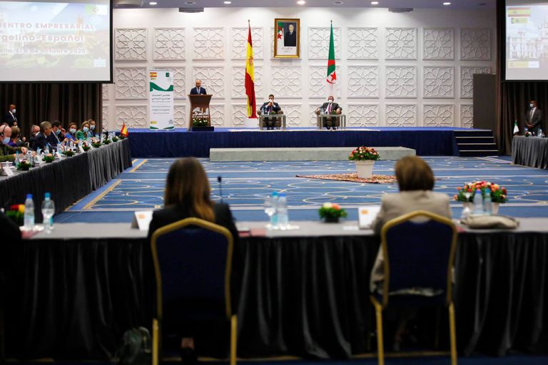جانب من اجتماع منتدى رجال أعمال البلدين جانب من لقاء الرئيس الجزائري ورئيس الوزراء الإسباني