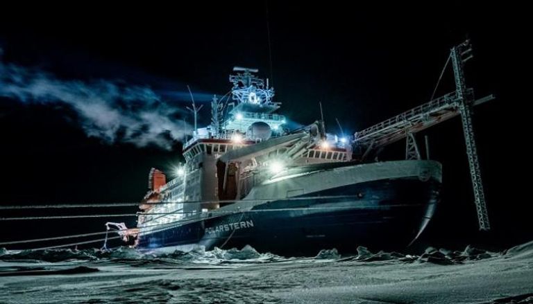 كاسحة الجليد بولارشتيرن في المحيط المتجمد الشمالي الوسطي خلال ليلة قطبية