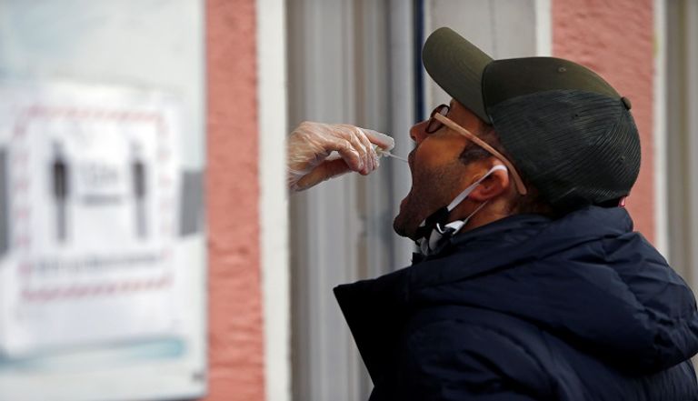 شخص يخضع لاختبار فيروس كورونا 