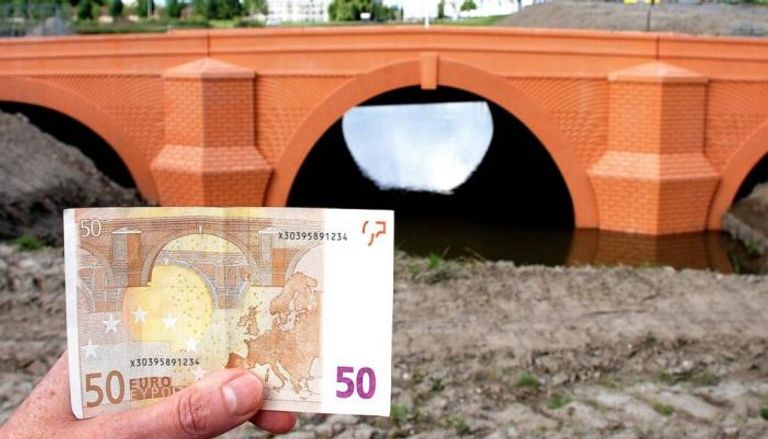 أحد الجسور المرسومة على عملات اليورو