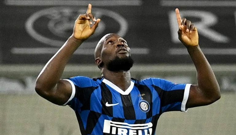 روميلو لوكاكو مهاجم إنتر ميلان  روميلو لوكاكو مهاجم إنتر ميلان مع والديه