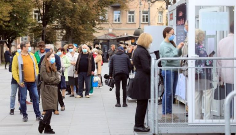 إجراءات احترازية خلال التصويت في انتخابات ليتوانيا - أ.ف.ب