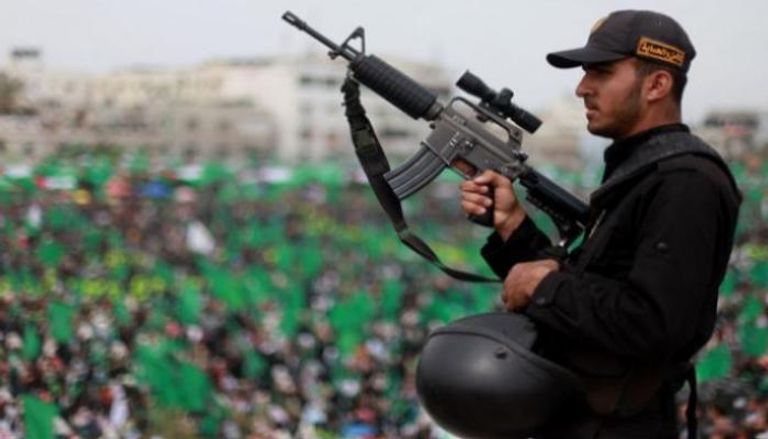 مسلح تابع لحركة حماس خلال مظاهرة استعراض للقوة في غزة - أرشيفية