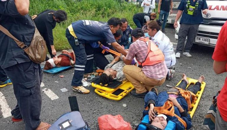  حادث تصادم بين قطار وحافلة في تايلاند