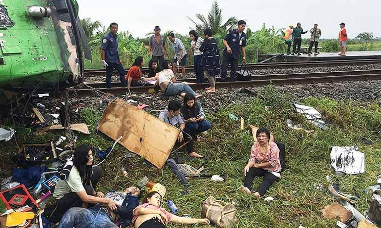 حادث تصادم بين قطار وحافلة في تايلاند