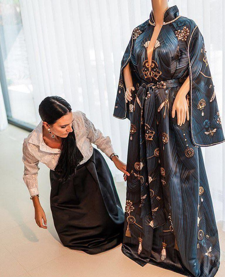 لبنانية تحتفل بعيد ميلادها