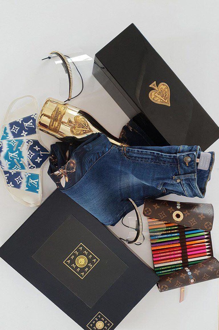 لبنانية تحتفل بعيد ميلادها