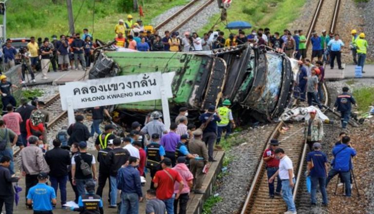 حادث تصادم قطار وحافلة بتايلاند