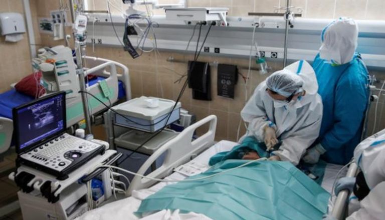 مصاب بكورونا يتلقى العلاج في مستشفى بروسيا