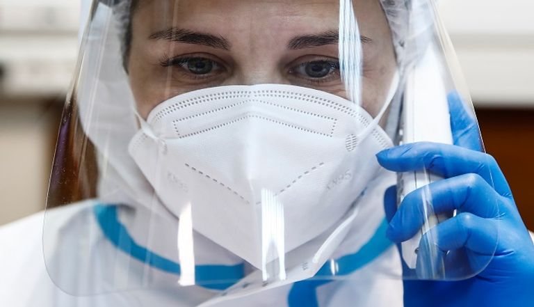 مصاب بكورونا يتلقى العلاج في مستشفى بروسيا