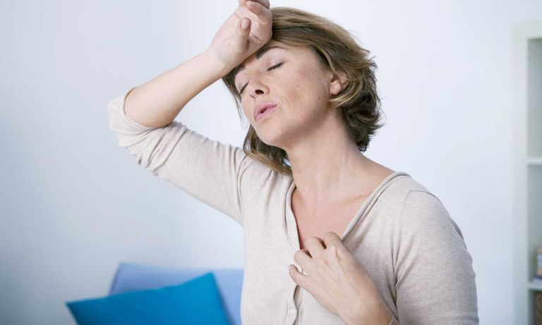 سيدة كبيرة الإفراط في تناول الحلوى يؤدي لتراكم الدهون بمنطقة البطن