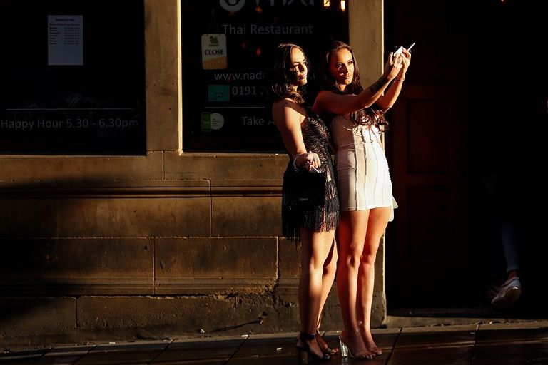 مؤيدات للمرشح الديمقراطي الأمريكي جو بايدن يرتدين الكمامة