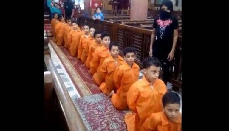 أطفال داخل كنيسة يمثلون دور ضحايا لداعش - صورة تداولتها وسائل إعلام مصرية