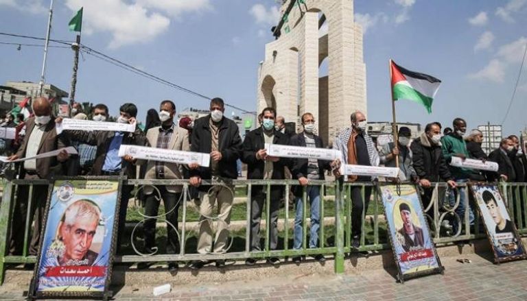 فلسطينيون يتظاهرون تضامنا مع الاسرى - أرشيفية أوضاع صعبة للأسرى الفلسطينيين بسجون الاحتلال - أرشيفية