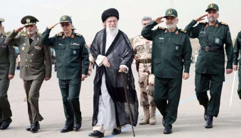مرشد إيران على خامنئي يرافقه عدد من قادة مليشيا الحرس الثوري - أرشيفية