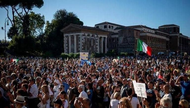جانب من مظاهرة في إيطاليا رفضا لقيود كورونا