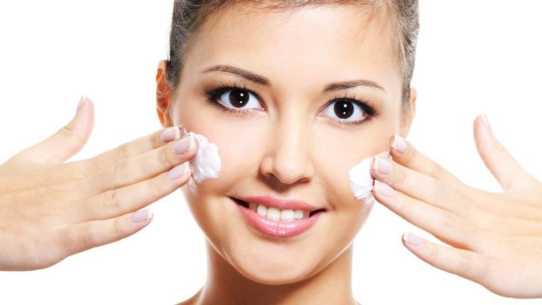 طرق مثالية لبشرة خالية من القشور