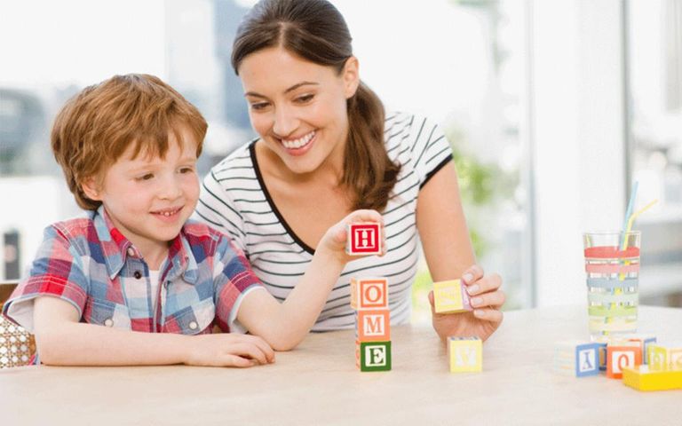 تدريب الطفل لعلاج مشكلة تأخر الكلام - تعبيرية