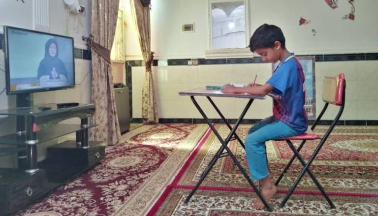 تلميذ إيراني يتعلم عبر منصة شاد - أرشيفية
