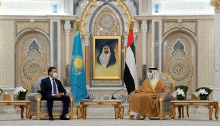 منصور بن زايد يستقبل رئيس وزراء جمهورية كازاخستان
