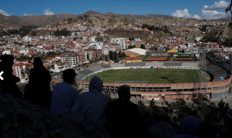 الجماهير البوليفية تتابع التانجو طائرة بدون طيار في مران التانجو