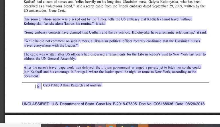 القذافي وسط مجموعة من الحارسات الشخصيات