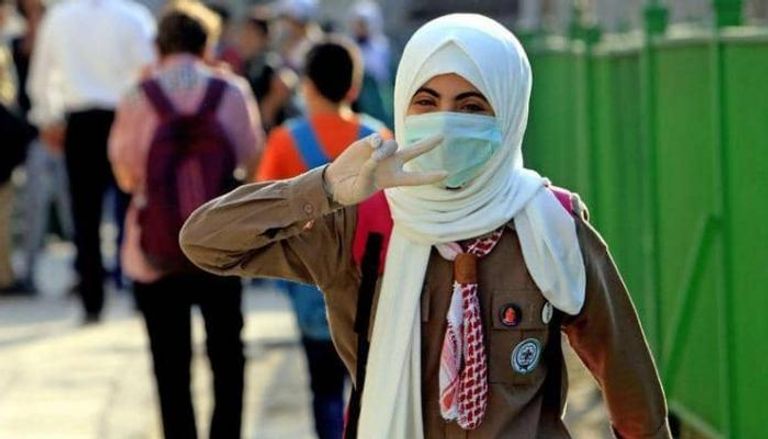 أردنية ترتدي الكمامة للوقاية من فيروس كورونا